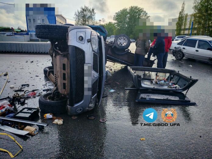 В Уфе после ДТП опрокинулся внедорожник
