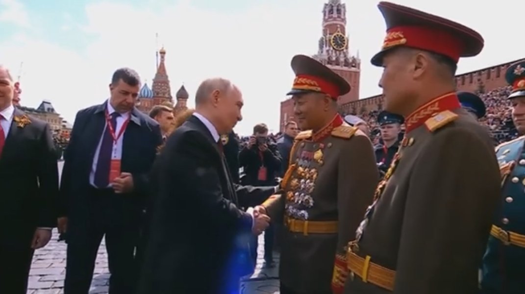 Путин лично поблагодарил генерала из Северной Кореи и поздравил их армию