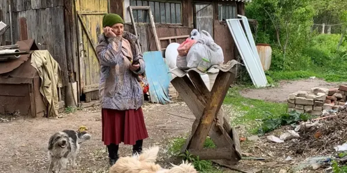 Где сейчас та самая бабушка, с красным флагом?