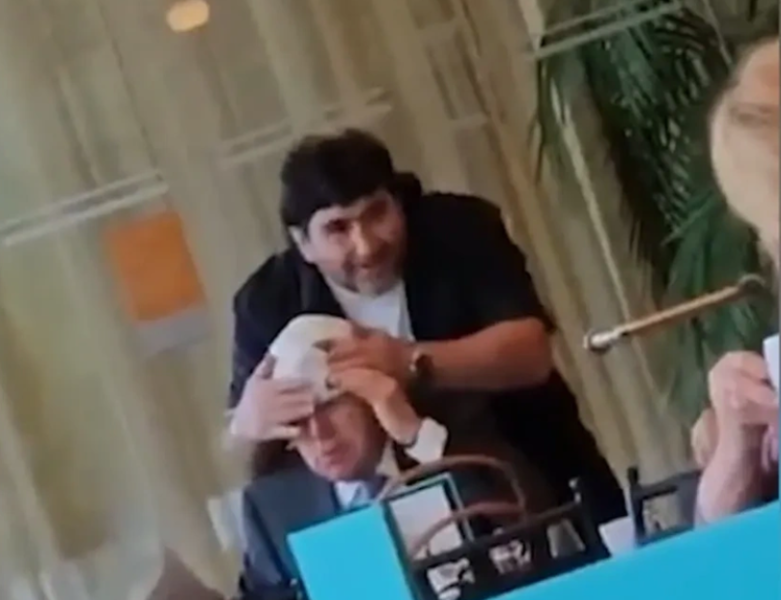 Томаса Баха «короновали» подгузником – глава МОК в отставке получил «подарок»