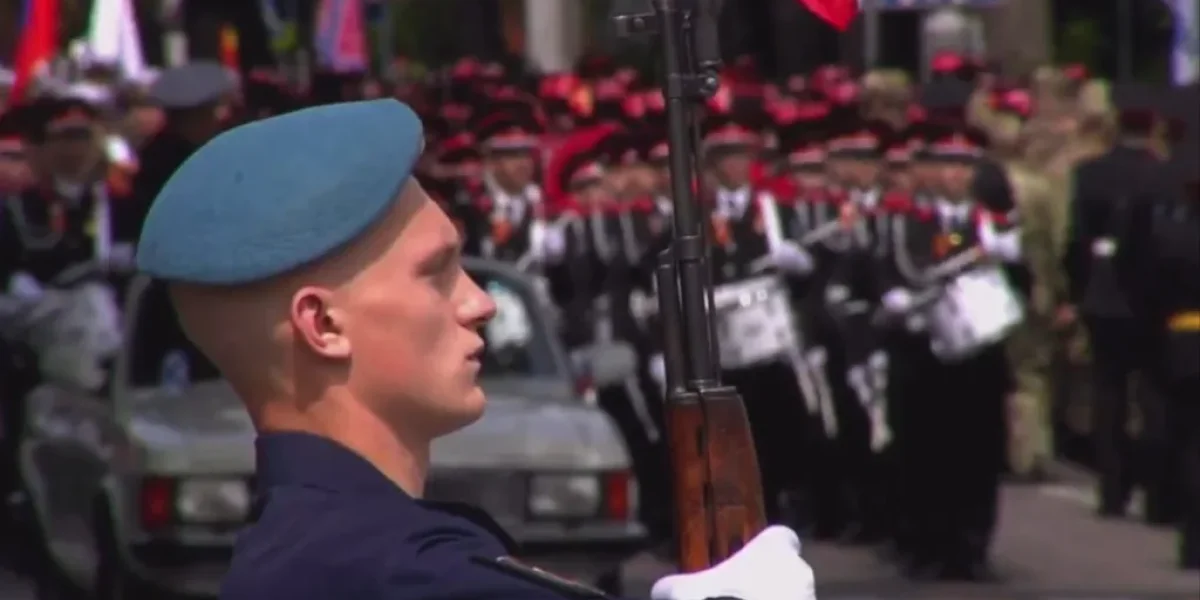 1200 военных, легендарный Т-34 и онлайн-трансляция: как Новороссийск отметил 80-летие Победы