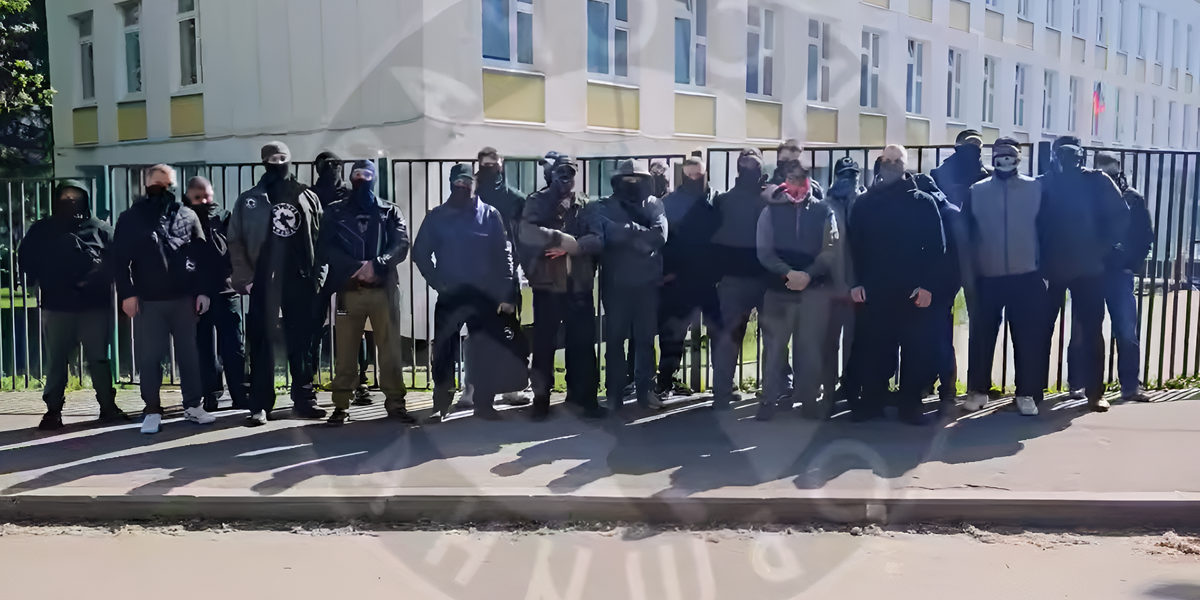 Русские мужики восстали: местные жители пришли к школе, где дети приезжих забили школьницу на юго-западе Москвы