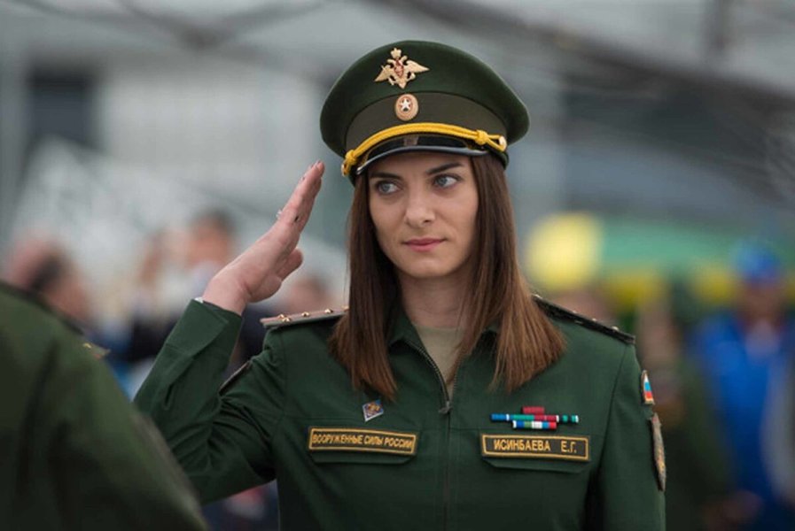 Глупая и жадная: известная попрыгунья задолжала налоговой и своей Родине