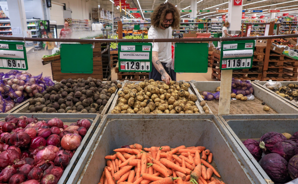 Продуктовый парадокс: инфляция превращает овощи в дорогой деликатес, а электронику - в расходники