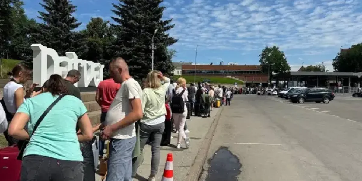 Эстонцы ломанулись через мост Нарвы за дешевыми товарами в Россию. За час в очереди берут 900 рублей