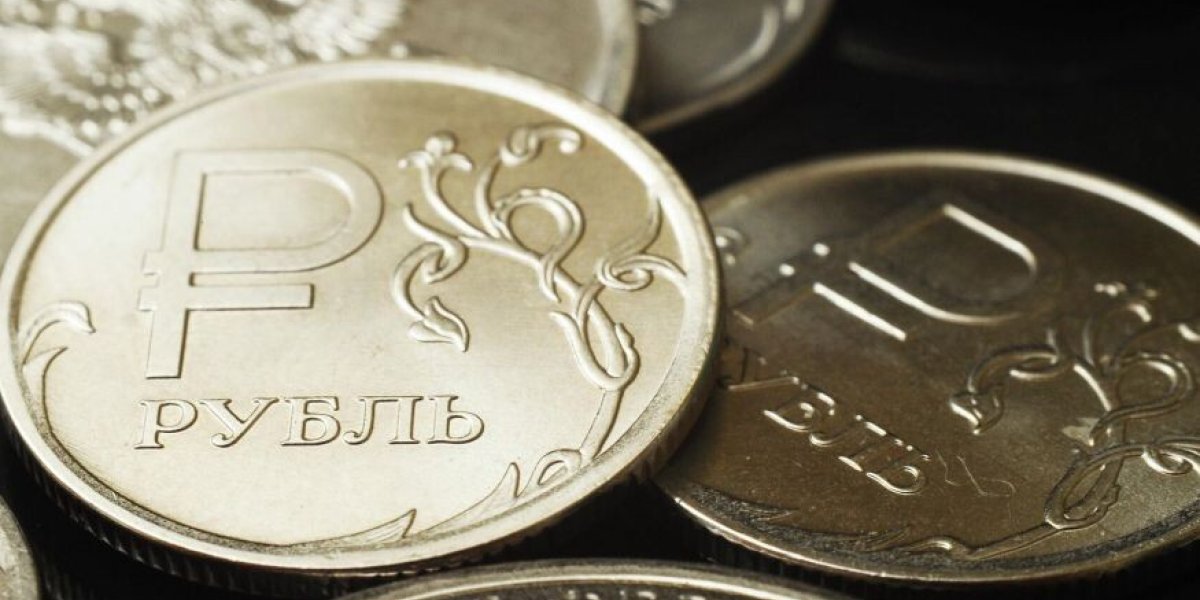 Власти РФ начнут ослаблять рубль и снижать ключевую ставку ЦБ уже этим летом: эксперт