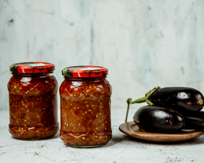 Пикантный салат «Огонек» с баклажанами на зиму — чем проще, тем вкуснее: и к гарниру, и на закуску — рецепт от советских хозяек