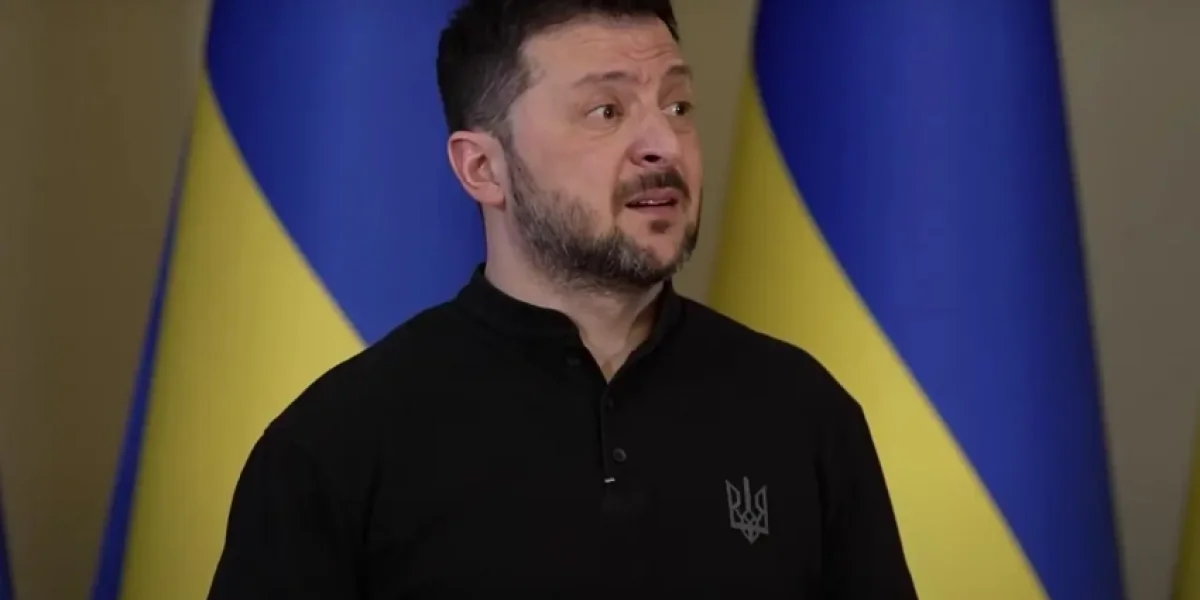 Украинские блогеры высмеивают Зеленского за то, что он испугался бить по Москве во время парада Победы