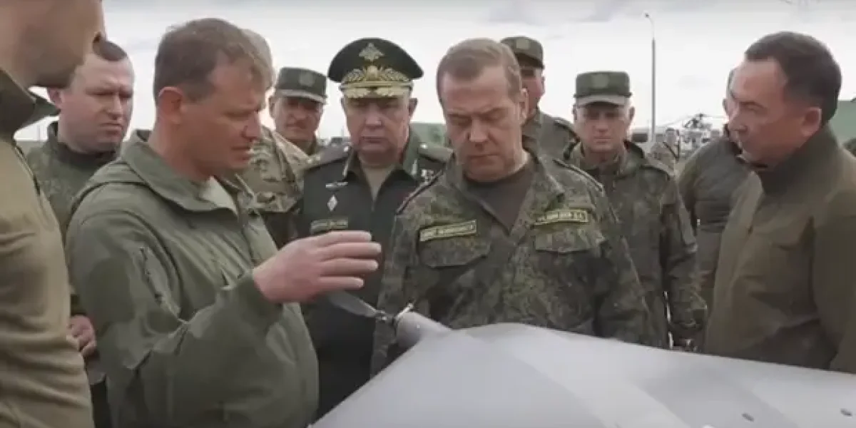 The Mirror: "Путин испытал новую ужасную ракету". Орешник-2 показали Медведеву