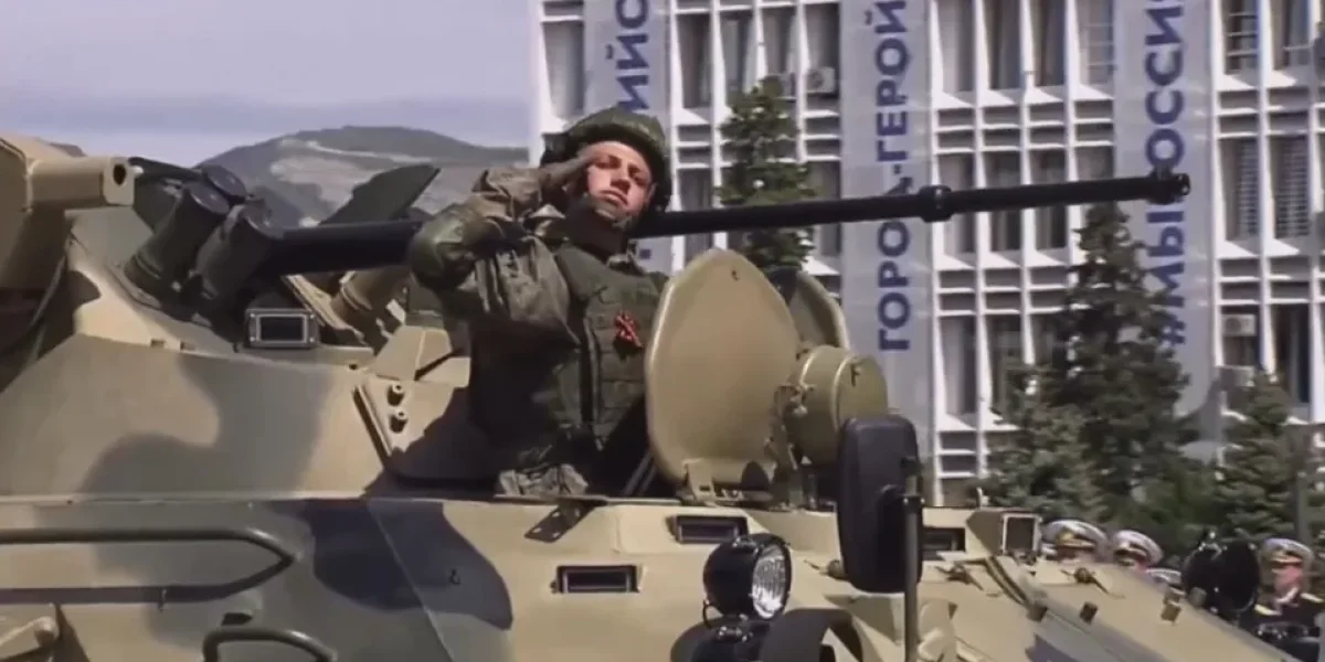 1200 военных, легендарный Т-34 и онлайн-трансляция: как Новороссийск отметил 80-летие Победы