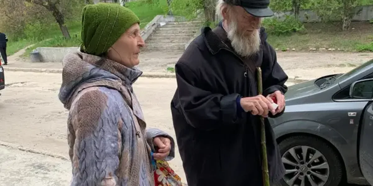 Где сейчас та самая бабушка, с красным флагом?