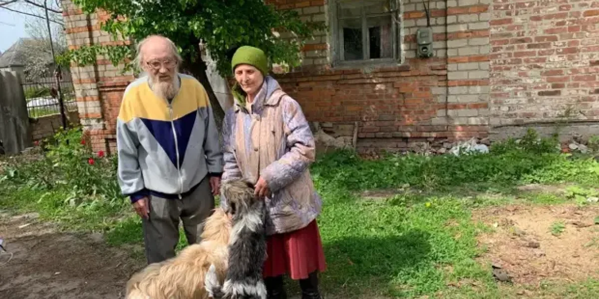 Где сейчас та самая бабушка, с красным флагом?