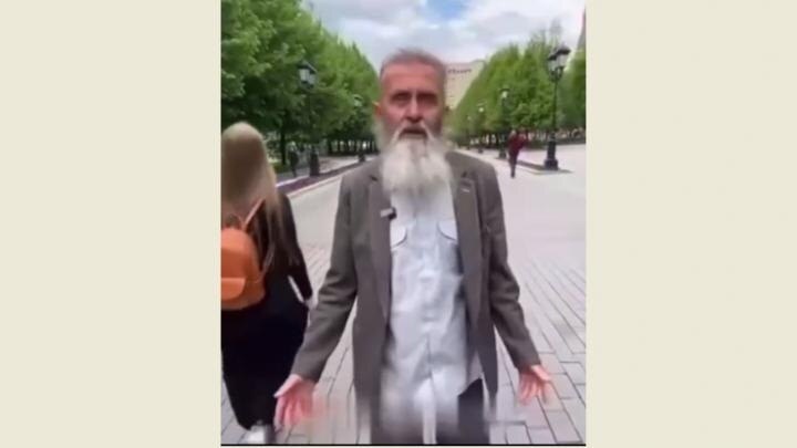 "Участникам СВО – кукиш, а моджахеду – паспорт": Предателю, стрелявшему в русских, помогает… комитет воинов-интернационалистов