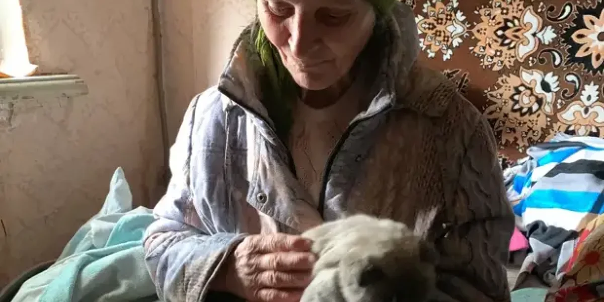 Где сейчас та самая бабушка, с красным флагом?