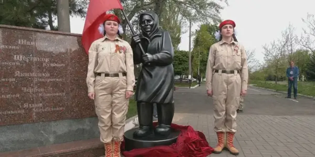 Где сейчас та самая бабушка, с красным флагом?