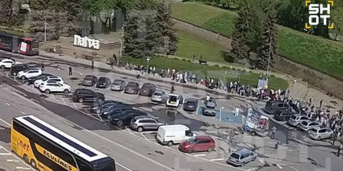 Эстонцы ломанулись через мост Нарвы за дешевыми товарами в Россию. За час в очереди берут 900 рублей