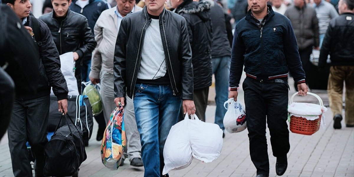 Приезжие решили шашлыки и кальянную прямо на газоне организовать, а чайхану в жилом доме