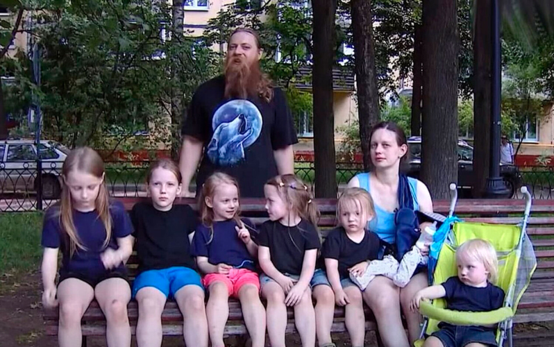 "Гречку, макароны и поношенные вещи оставьте себе!": Тепляков недоволен, что его гениальной многодетной семье дарят дешевые подарки.