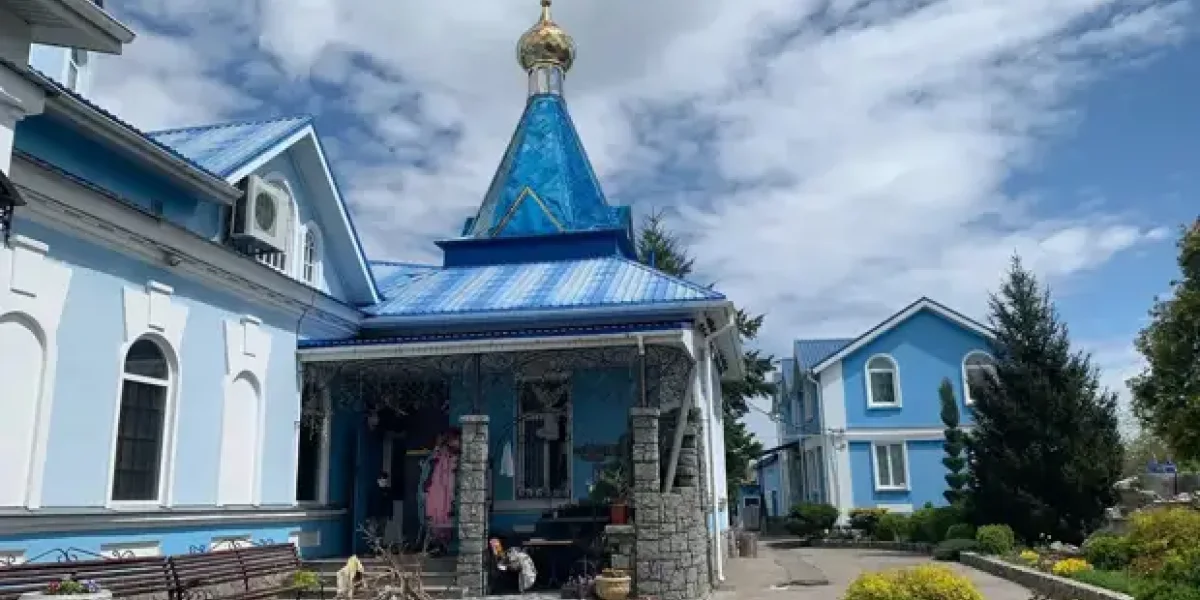 Где сейчас та самая бабушка, с красным флагом?