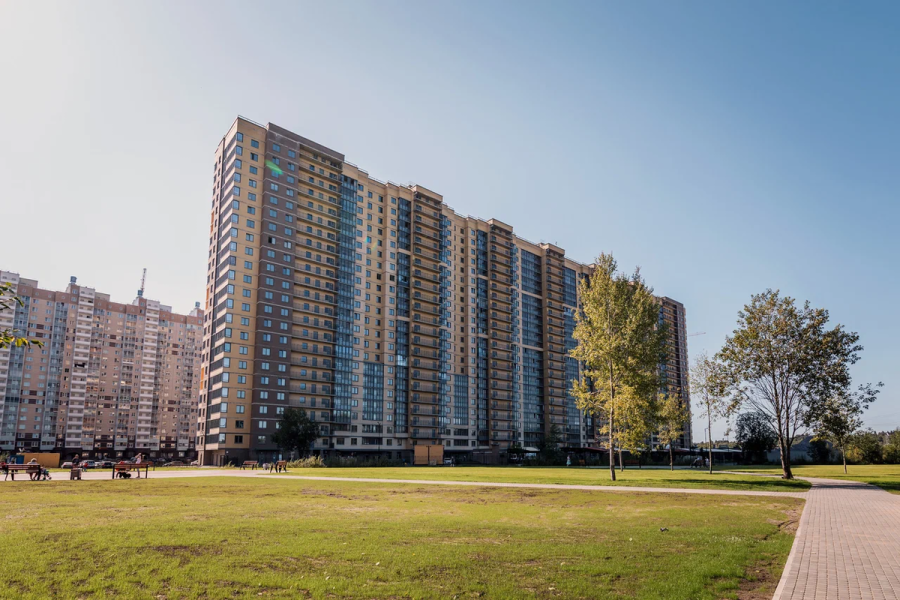 «Вы чё тут устроили — я вас всех зарежу!»: приезжий с кувалдой вломился в квартиру к профессору медицины, избил рабочих и всё разгромил.