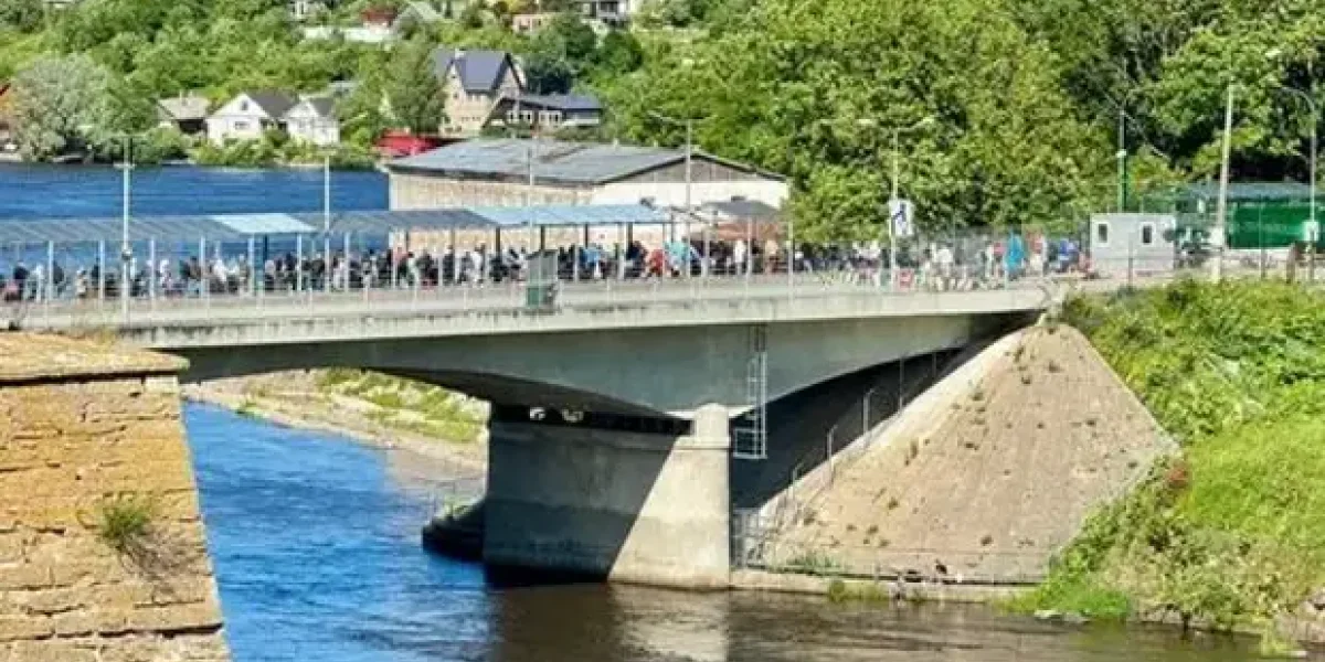 Эстонцы ломанулись через мост Нарвы за дешевыми товарами в Россию. За час в очереди берут 900 рублей