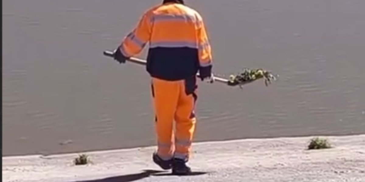 В Уфе коммунальщики сбрасывают стекло и другой мусор в реку на Набережной
