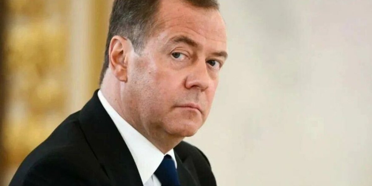 Медведев намерен сменить Мишустина и и лично придумывает послания для «Радио Судного дня»: Кремлевская табакерка