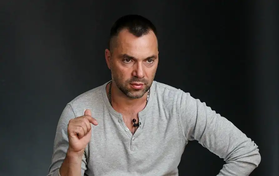 «С вами стыдно рядом стоять»: Арестович* разбушевался и назвал украинцев «фуфлом»