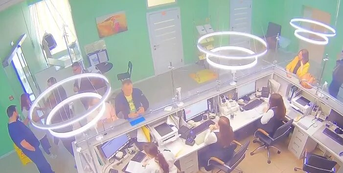 Шамиль пришел в больницу чтобы пройти МРТ, но все пошло не по плану и он сломал врачу руку.