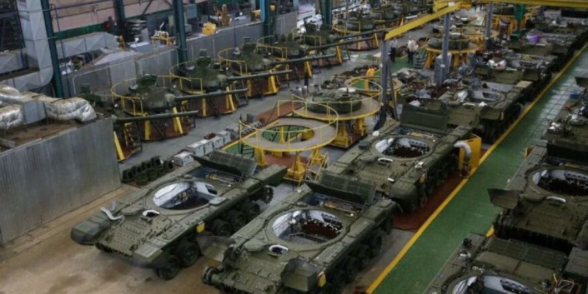 Скандалы в ВПК. Конец эпохи Сечина. Российский флот у Ла-Манша. Загадочный спецборт в Нью-Йорке: главное к утру