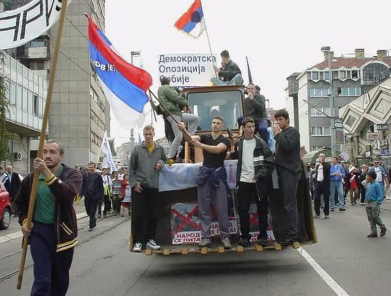 25 лет назад в Сербии произошла "бульдозерная революция", открывшая серию "цветных переворотов". Всё повторяется вновь.