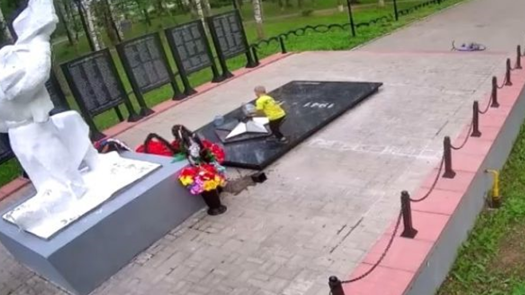 Словно бы молился – мальчик залил водой Вечный огонь и спокойно уехал