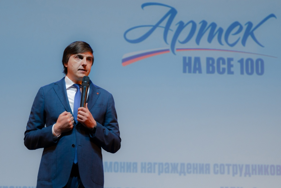 Дети покатились со смеху, когда увидели автограф министра, в котором слово «праздник» было написано с ошибкой.