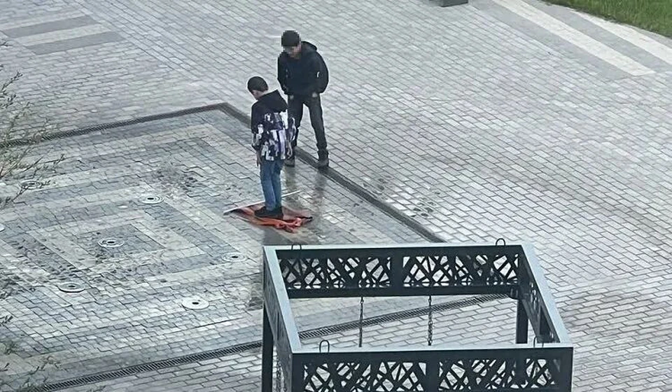 Расплата оказалась очень жестокой: семьи приезжих, чьи дети растоптали Георгиевский флаг, не ожидали такого сурового наказания.