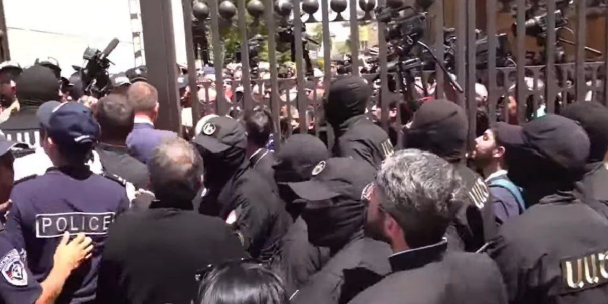 Почему раввины Ирана и священники в Армении в смертельной опасности