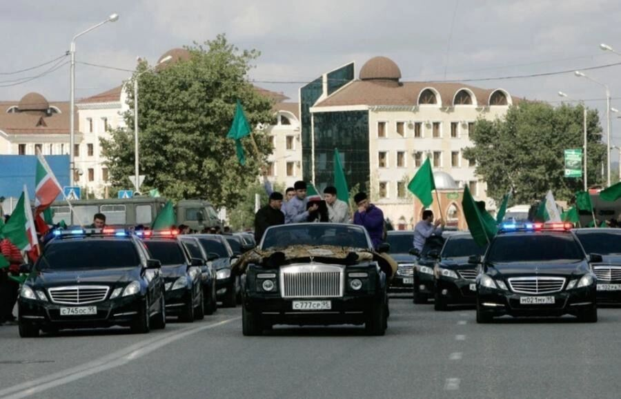 Часы за $7 млн, езда без прав и стрельба из пистолета. В сети бурно обсуждают свадьбу 17-летнего наследника «чеченского престола» Адама.