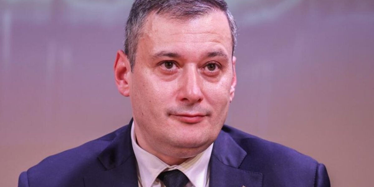 «Кабинет освятил. Надеюсь, что всё черное отсюда исчезло. Впереди много городов. Люди поражают меня»: Хинштейн о службе