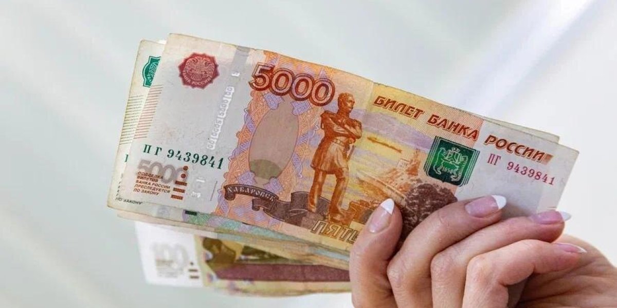 Новосибирцам рассказали, когда выйдут из оборота пятитысячные купюры старого образца