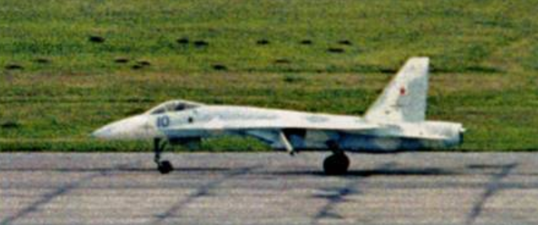 Ровно 40 лет назад вошел в строй ВВС СССР Су-27, один из самых красивых самолётов в истории. Возможно ли ныне его "второе рождение"?