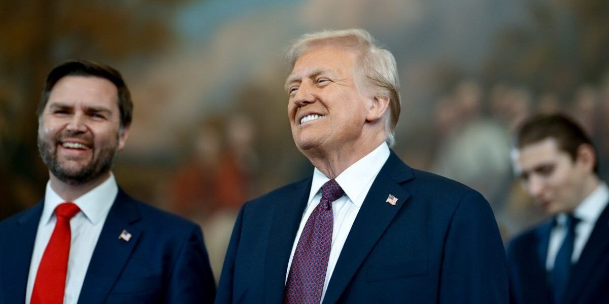 Белый дом обнародовал снимок Трампа, наблюдающего за ударами США на Иран