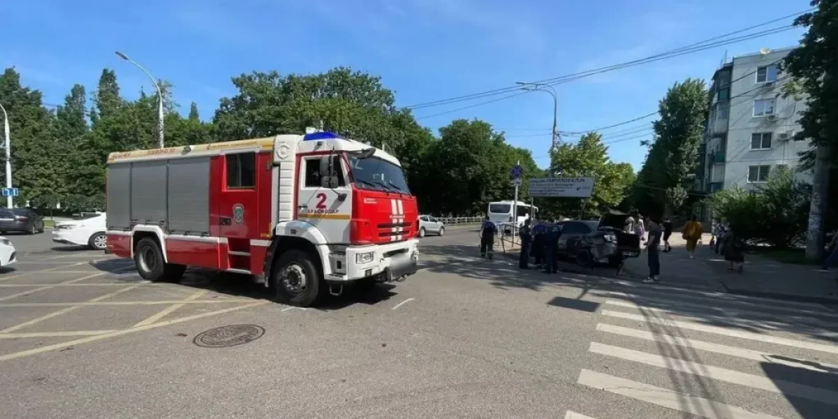 ДТП с пожарной машиной в Краснодаре: легковушка смята, есть пострадавший