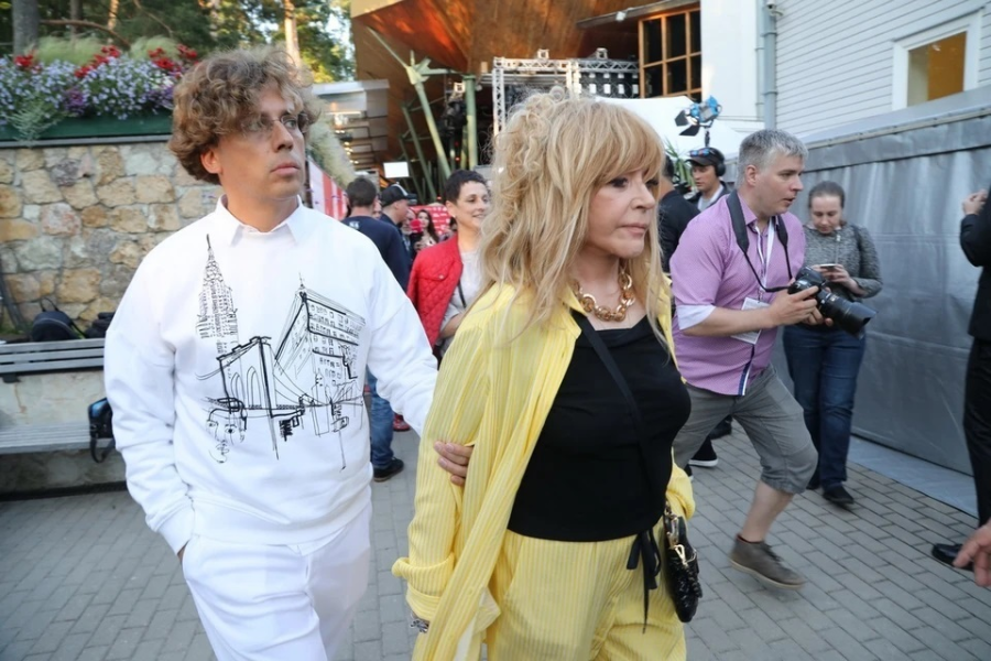 Интрижка мужа на стороне, падение в бассейн и синяк под глазом. Невеселые итальянские каникулы Аллы Пугачевой и Максима Галкина*.