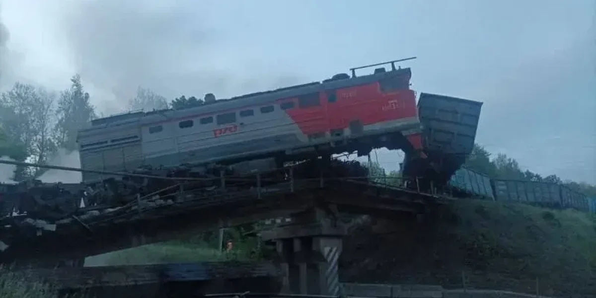 «Таких совпадений не бывает»: Железнодорожный мост обрушился в Курской области во время прохождения по нему грузового состава