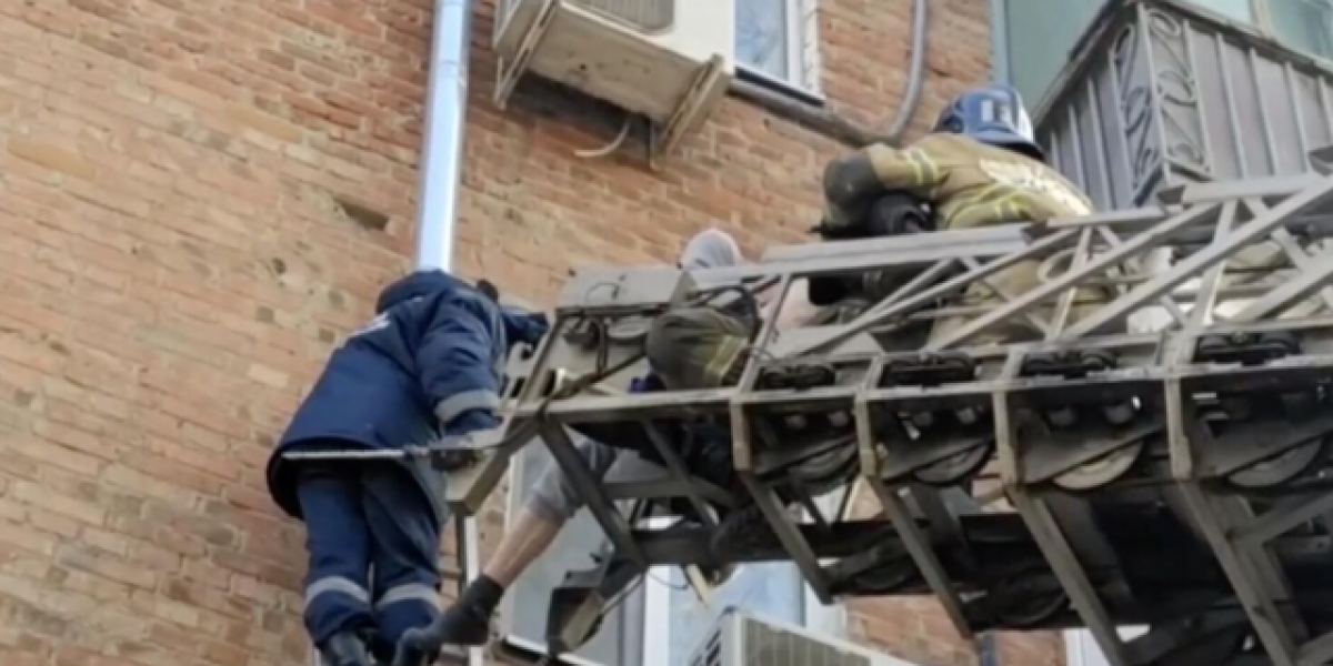 В Пермском крае пожарные спасли пожилого мужчину с карниза четвертого этажа