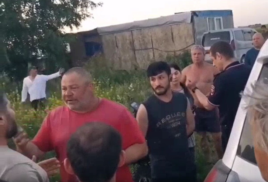 Мужчину, чью дочь-школьницу домогался приезжий, заставили извиняться перед диаспорой.