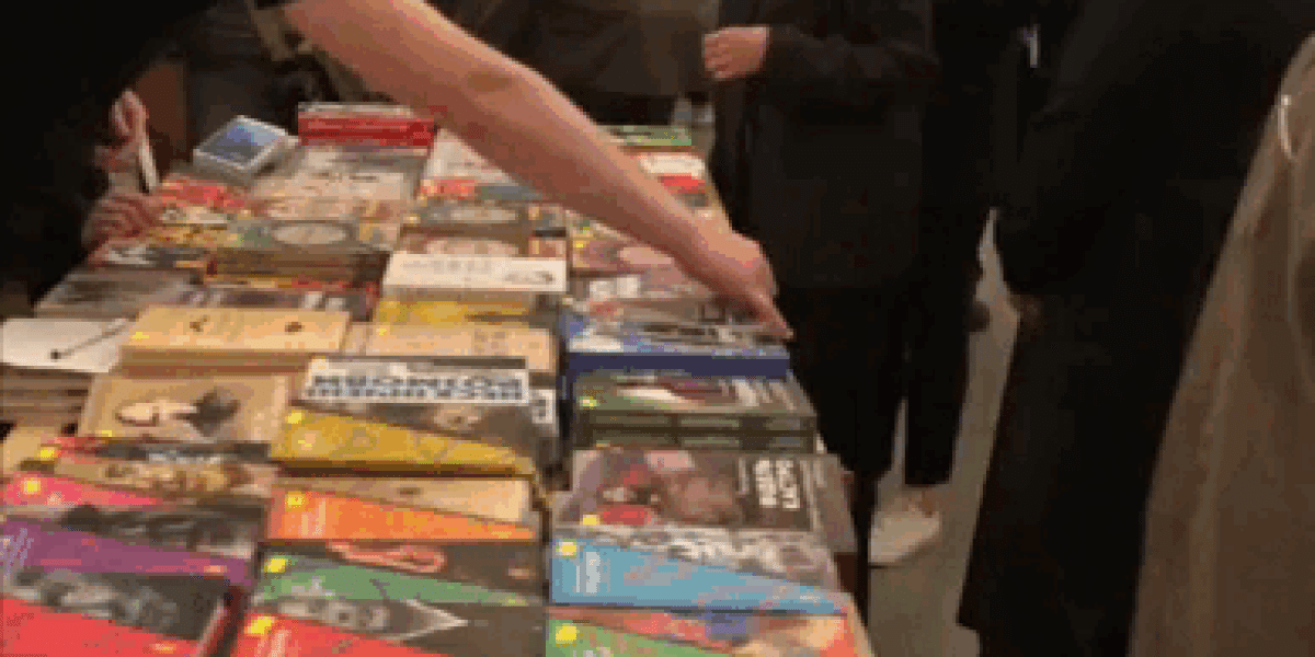 Зеленский стоит в очереди за книжками, видео. Русских - насмешило, украинцев - разозлило