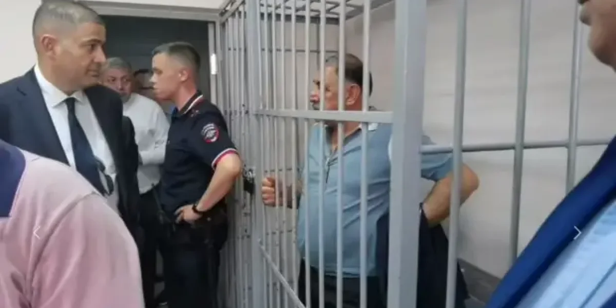 "Это путинская ностальгия по тюрьме народов". Азербайджанская община России вдруг осудила Баку за истерику