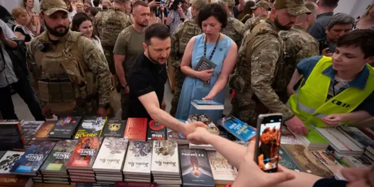 Зеленский стоит в очереди за книжками, видео. Русских - насмешило, украинцев - разозлило