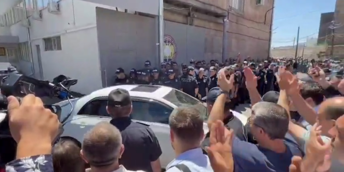 Почему Пашинян такой дерзкий и хочет, чтобы Карапетян почувствовал какой-то вкус во рту