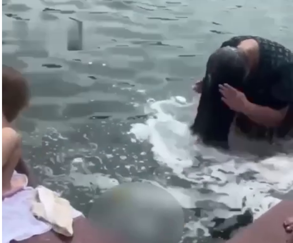 «У нас в кишлаке все так моются»: две приезжие с детьми устроили баню в фонтане, а на все замечания прохожих посылали их куда подальше